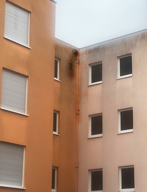 Gebäudeecke mit geschlossenen Fenstern und rollos