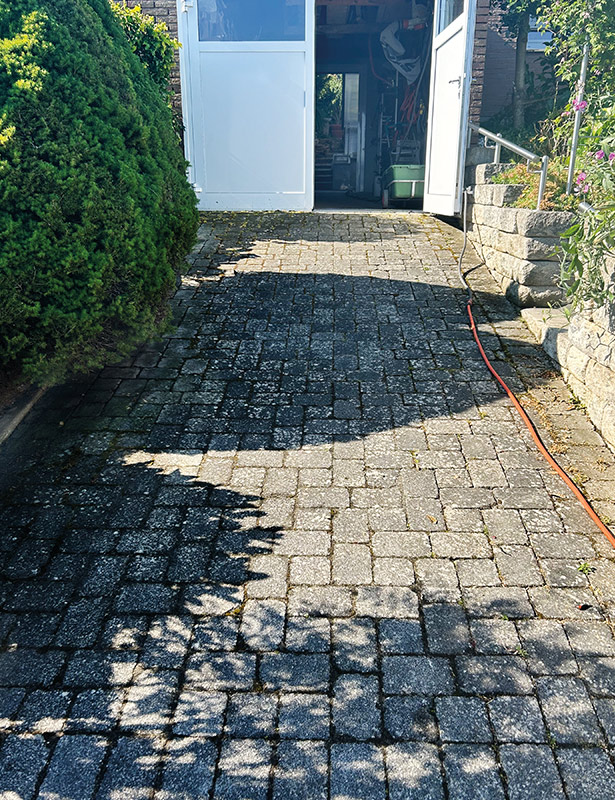 Gartenweg mit Schatten und offenem Schuppen