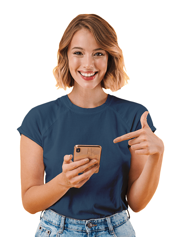 Frau mit Smartphone, lächelnd und zeigend.