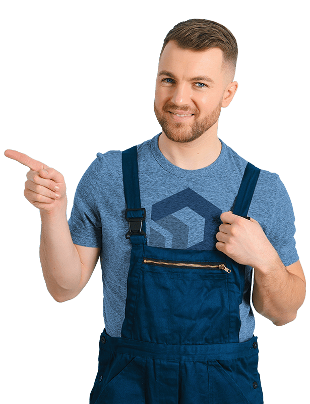 Lächelnder Mann zeigt nach links in Latzhose.